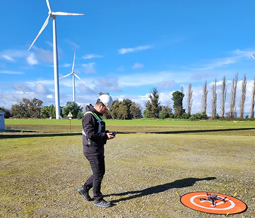 Drones IA inspeccionando aerogeneradores en parques eólicos de INER en Latinoamérica