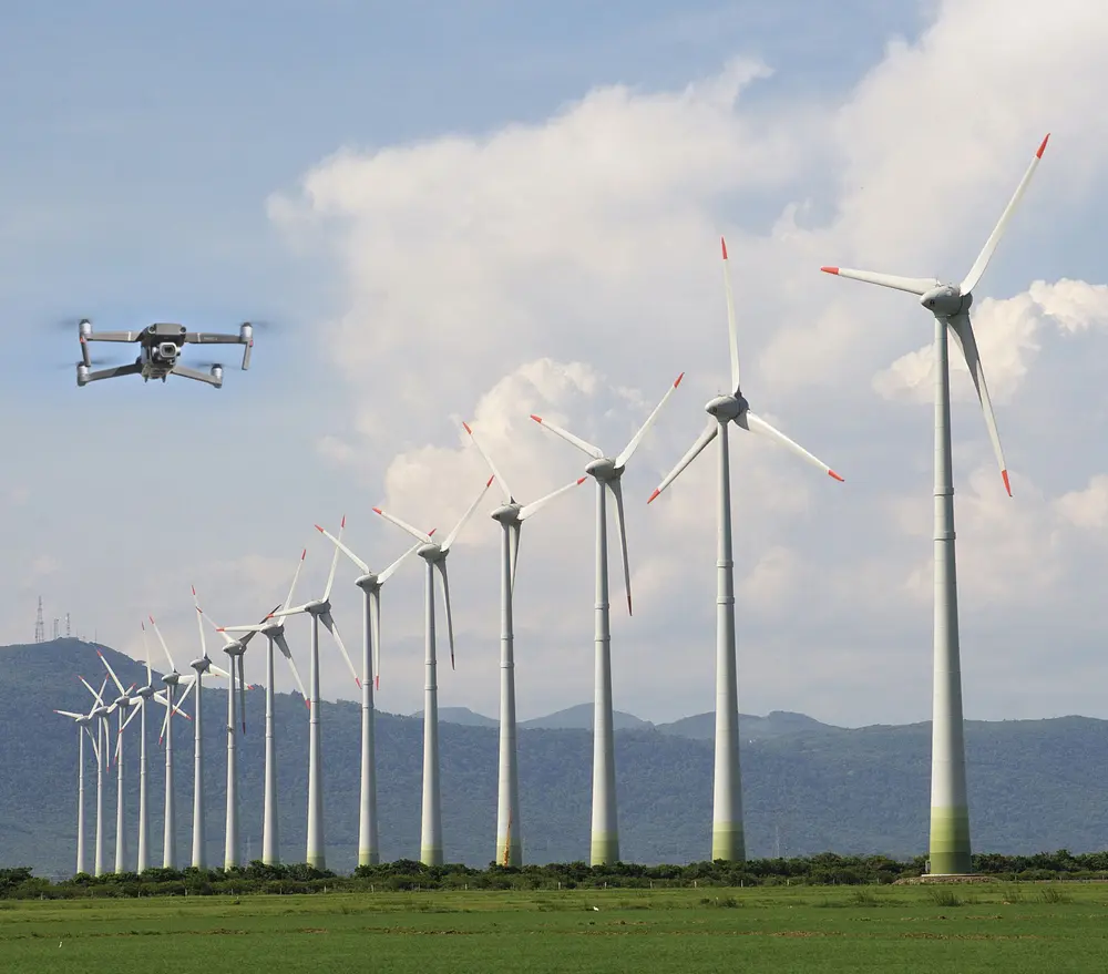 Dron inspeccionando palas de aerogenerador en parque eólico