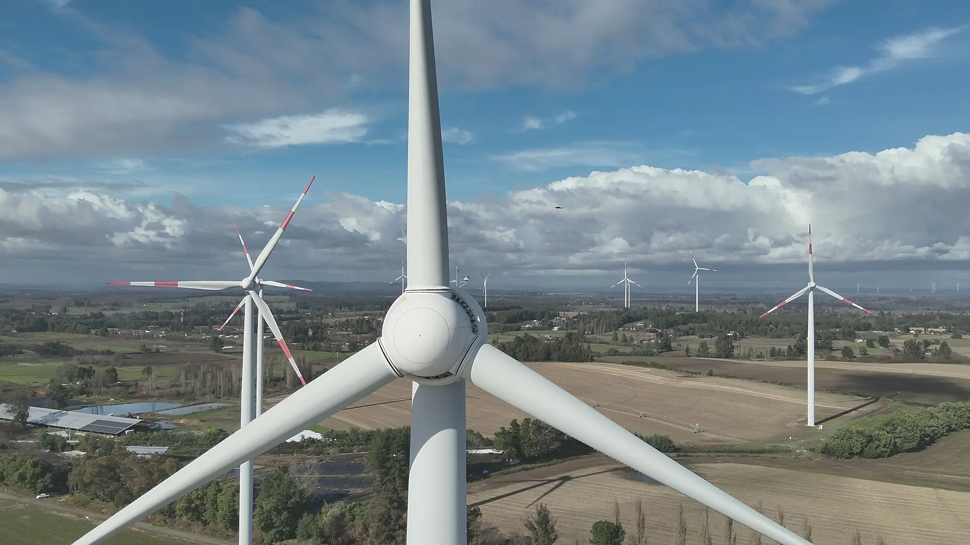 Vista aérea de un parque eólico con aerogeneradores operativos