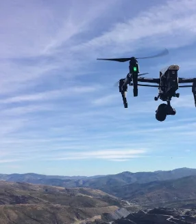 Dron en vuelo para inspección aérea de infraestructuras energéticas